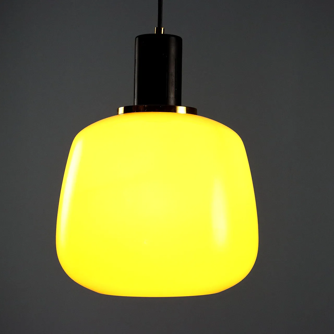 Plafoniera in vetro giallo, ottone e metallo smaltato, '900 4