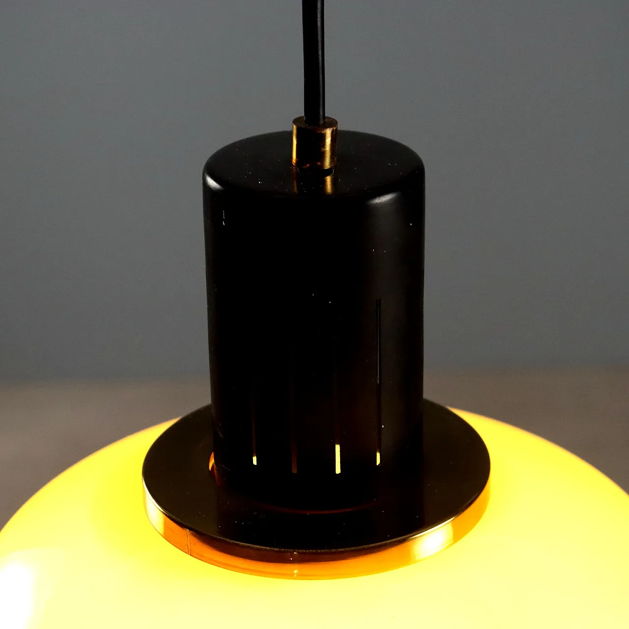 Plafoniera in vetro giallo, ottone e metallo smaltato, '900 5