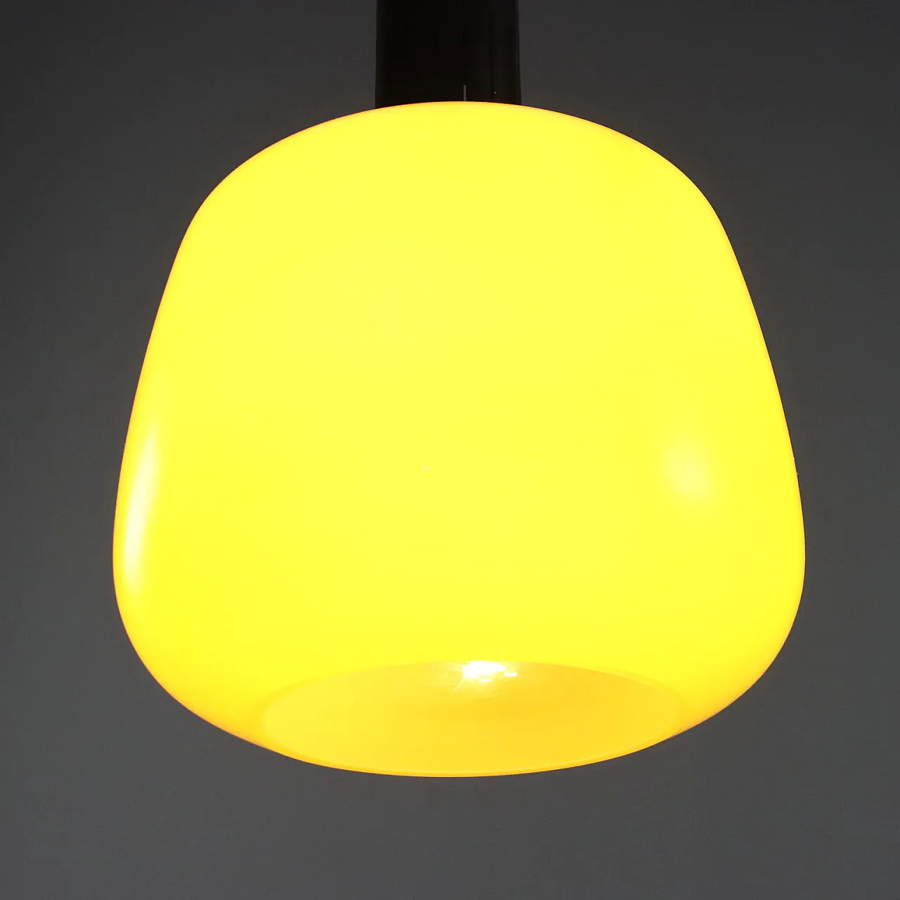 Plafoniera in vetro giallo, ottone e metallo smaltato, '900 6