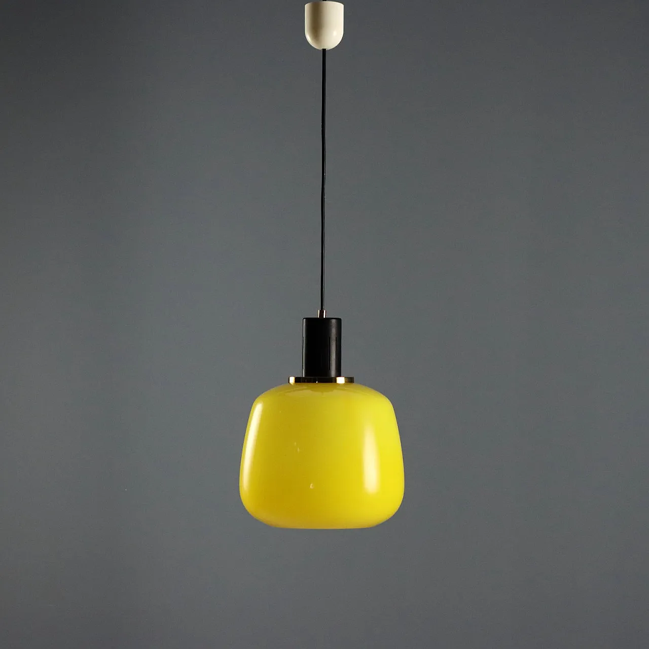 Plafoniera in vetro giallo, ottone e metallo smaltato, '900 7