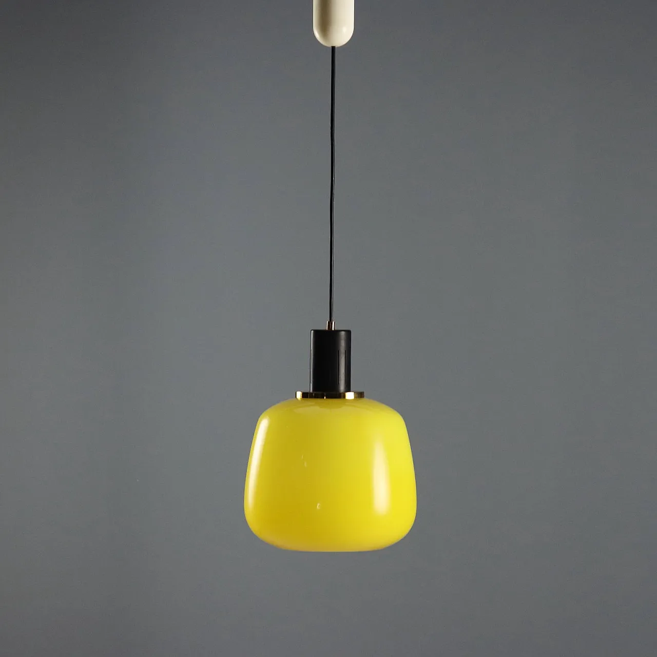 Plafoniera in vetro giallo, ottone e metallo smaltato, '900 8