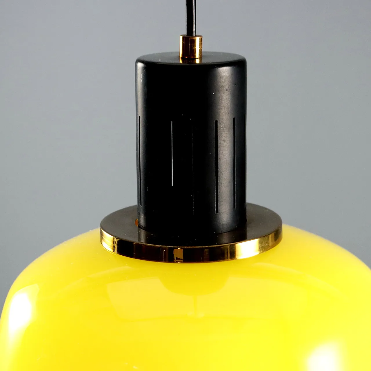 Plafoniera in vetro giallo, ottone e metallo smaltato, '900 10