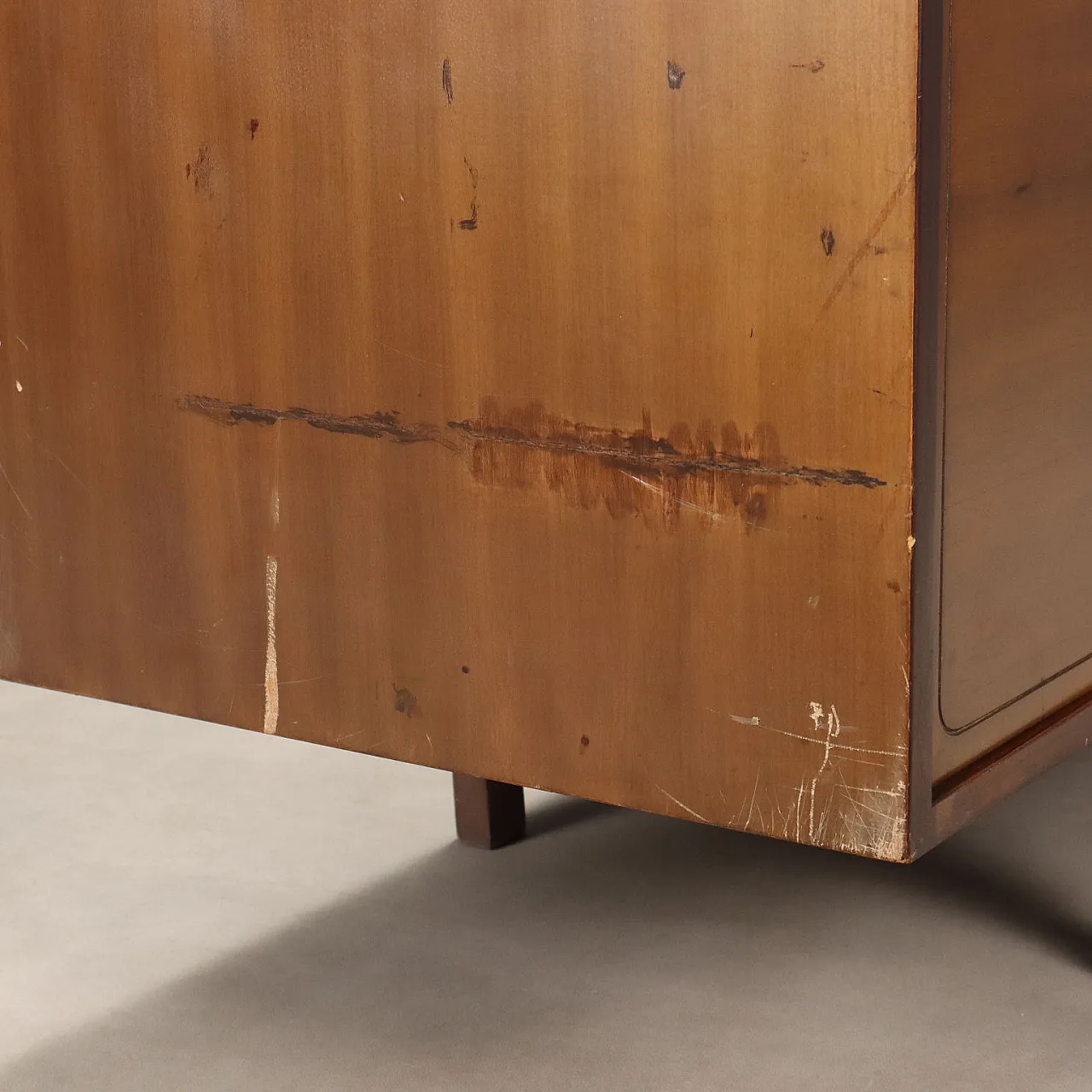 Credenza con ante scorrevoli e cassetti impiallacciata in noce, '900 9