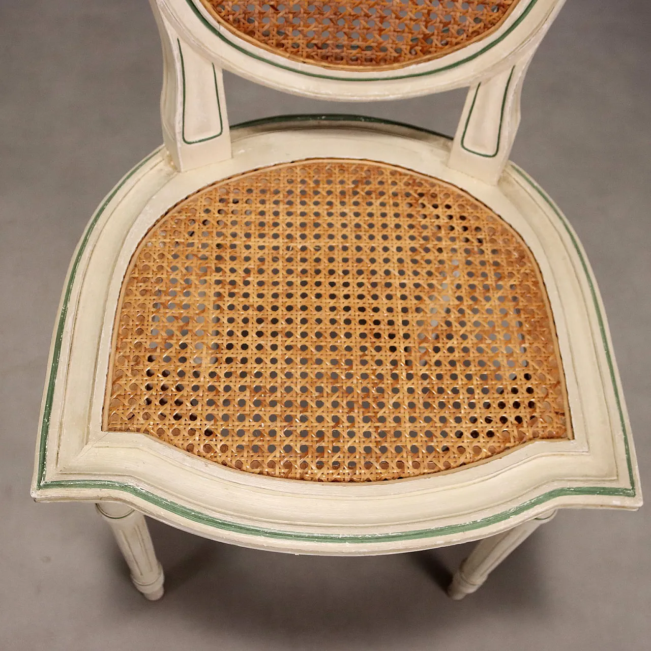 Coppia di sedie in legno laccato e paglia di Vienna, '900 4