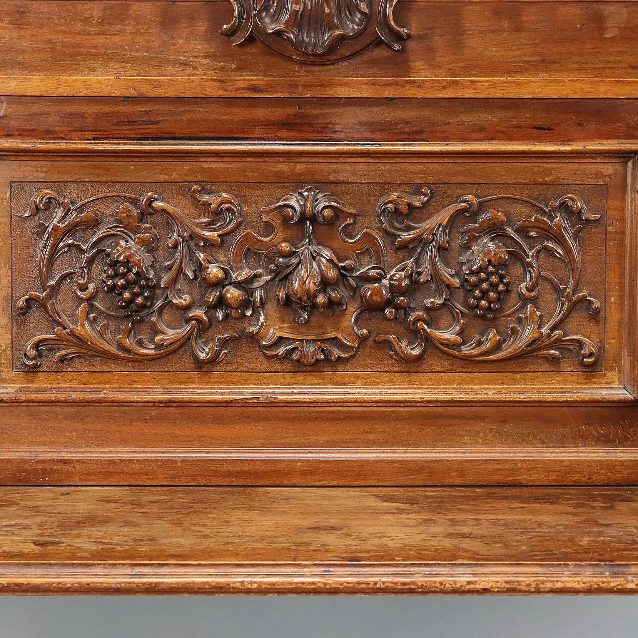 Richly carved walnut bench, late 19th century 8