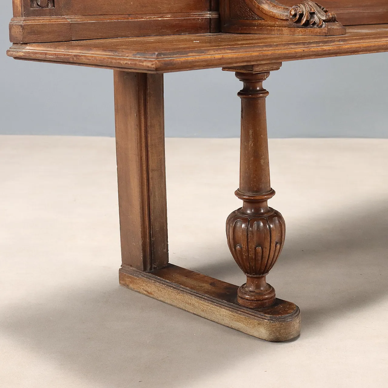 Richly carved walnut bench, late 19th century 10