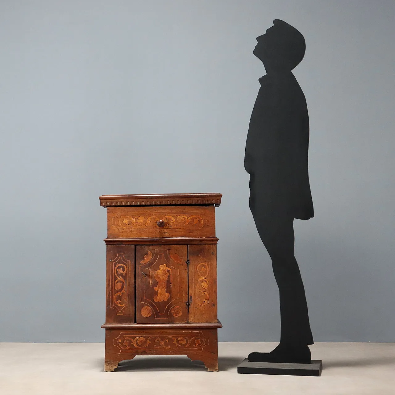 Comodino barocco in noce, ricavato da inginocchiatoio, '600 3