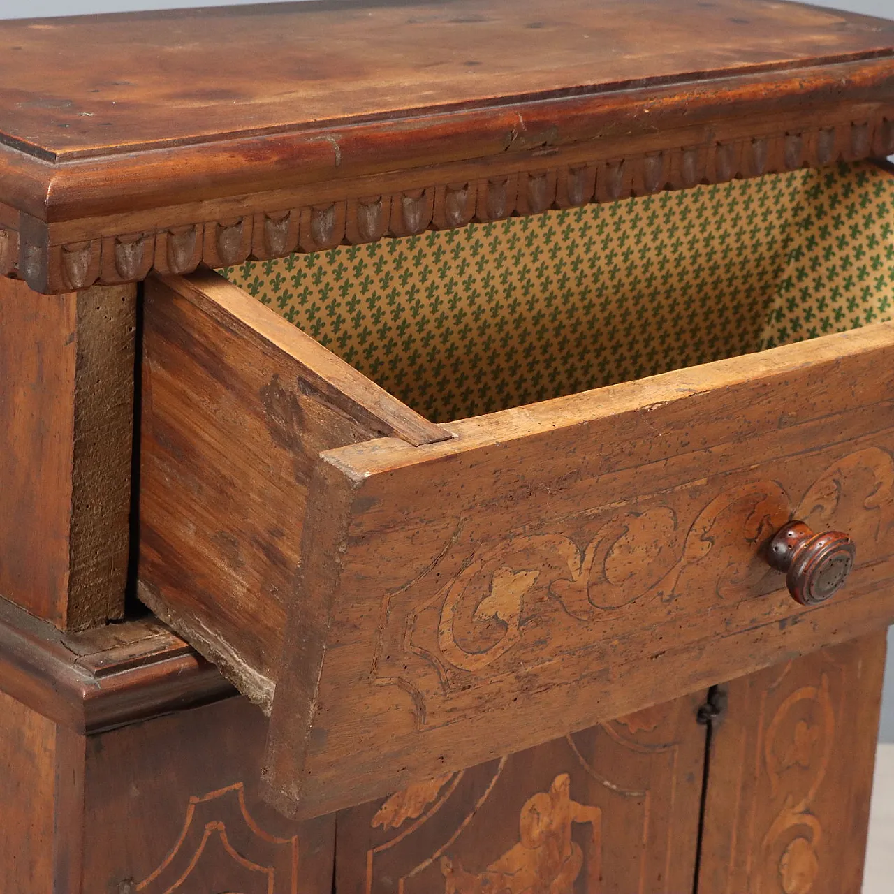 Comodino barocco in noce, ricavato da inginocchiatoio, '600 5