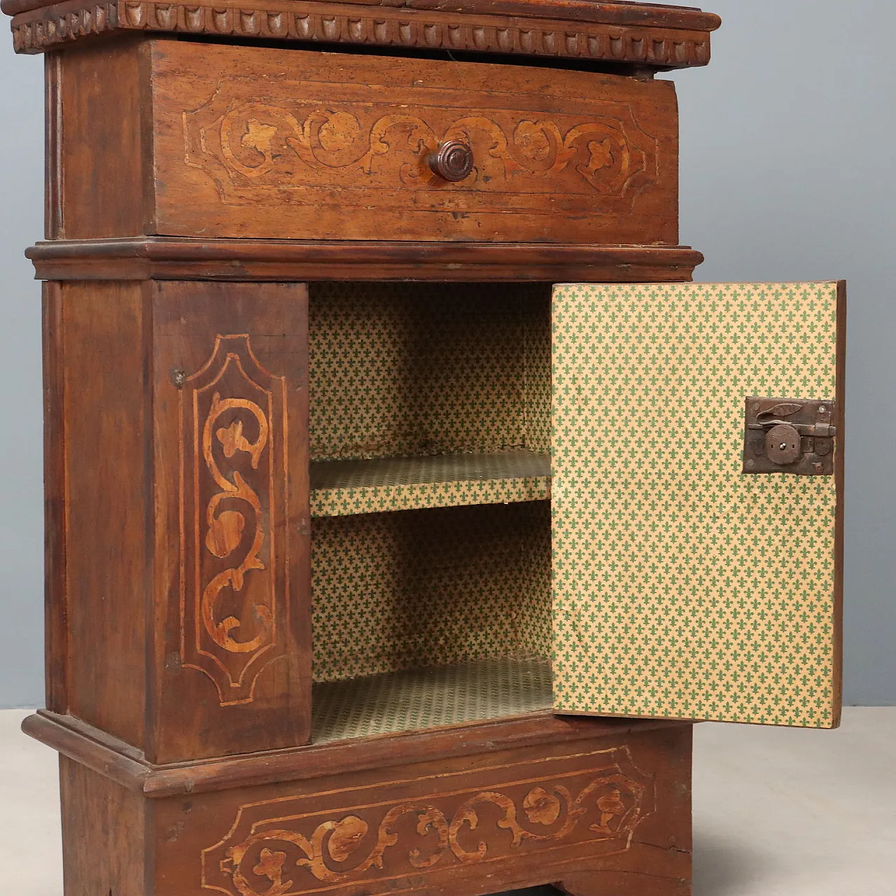 Comodino barocco in noce, ricavato da inginocchiatoio, '600 6