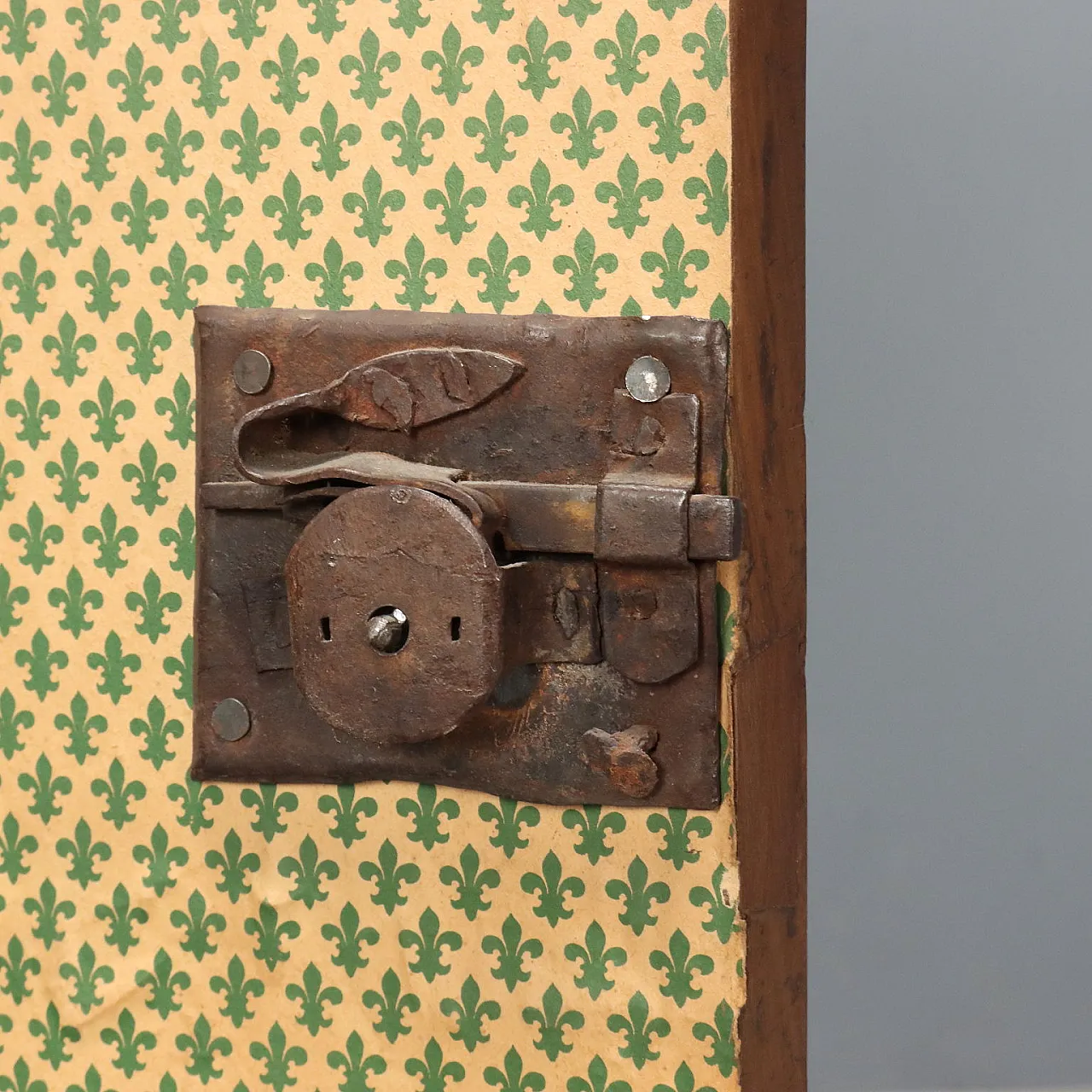 Comodino barocco in noce, ricavato da inginocchiatoio, '600 7