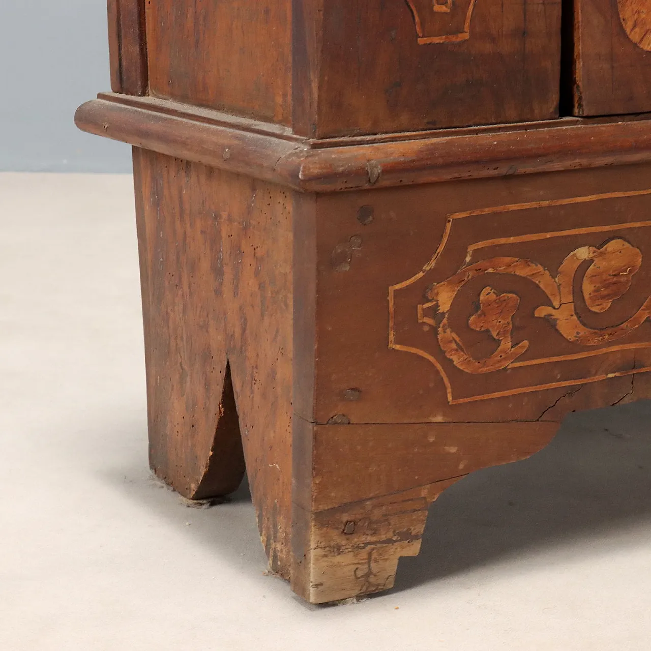 Comodino barocco in noce, ricavato da inginocchiatoio, '600 8