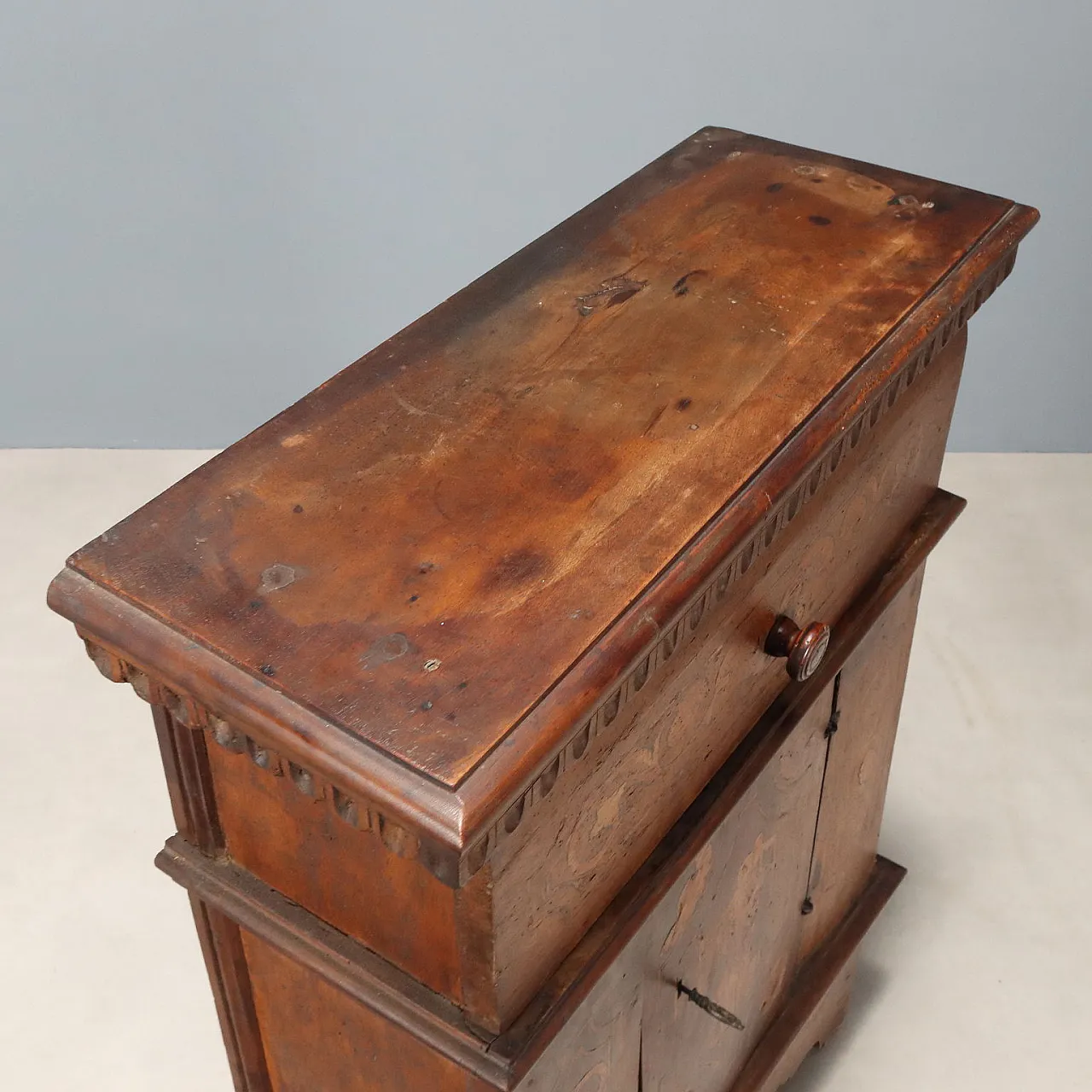 Comodino barocco in noce, ricavato da inginocchiatoio, '600 9