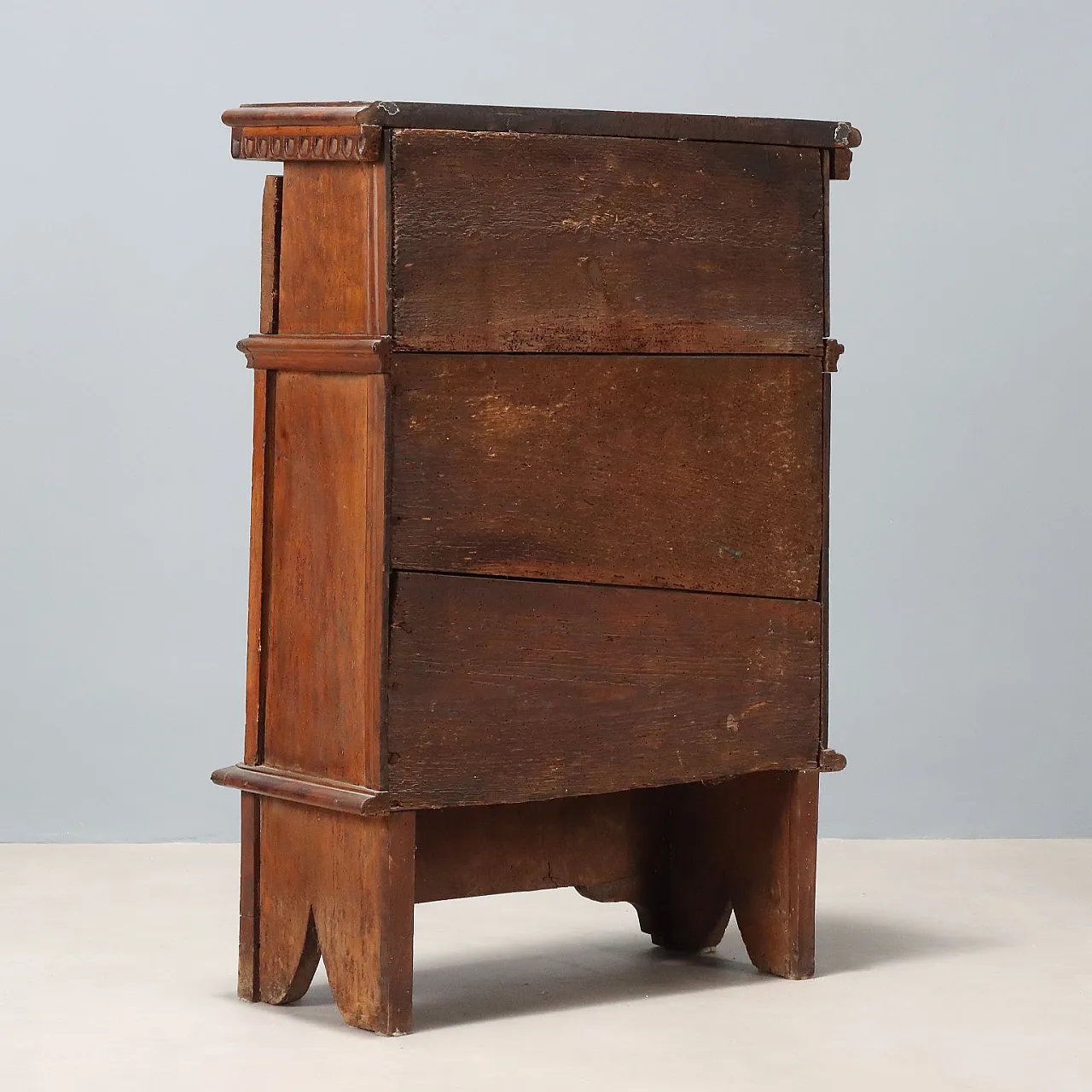 Comodino barocco in noce, ricavato da inginocchiatoio, '600 10