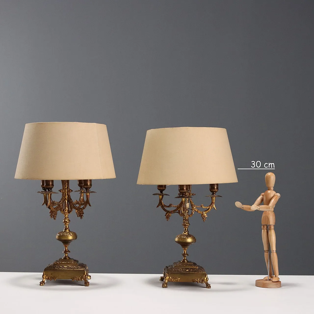 Coppia di lampade da tavolo in bronzo battuto e dorato, '900 2