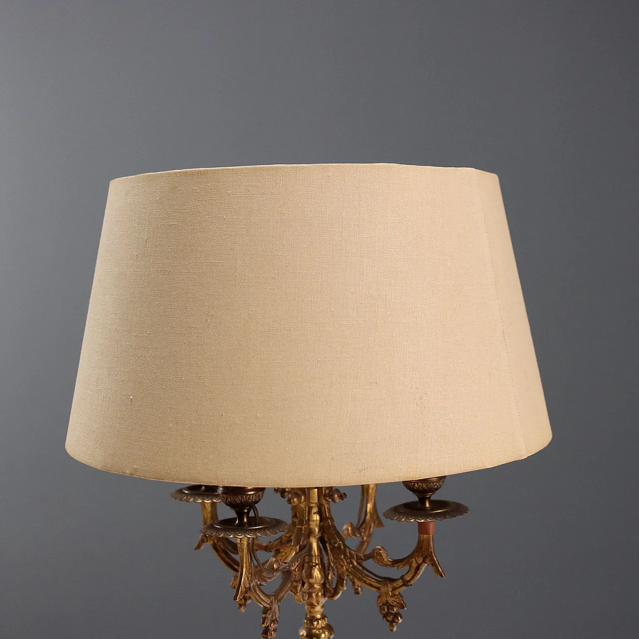 Coppia di lampade da tavolo in bronzo battuto e dorato, '900 3