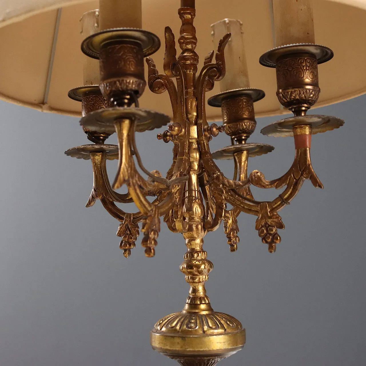 Coppia di lampade da tavolo in bronzo battuto e dorato, '900 4