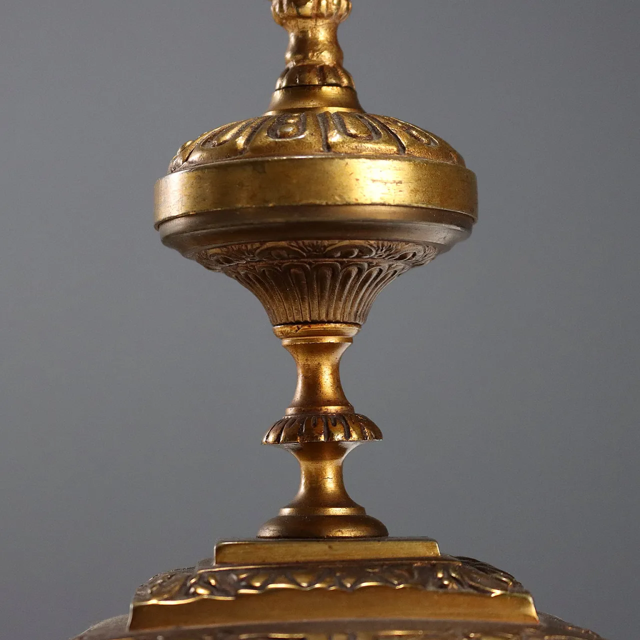 Coppia di lampade da tavolo in bronzo battuto e dorato, '900 5