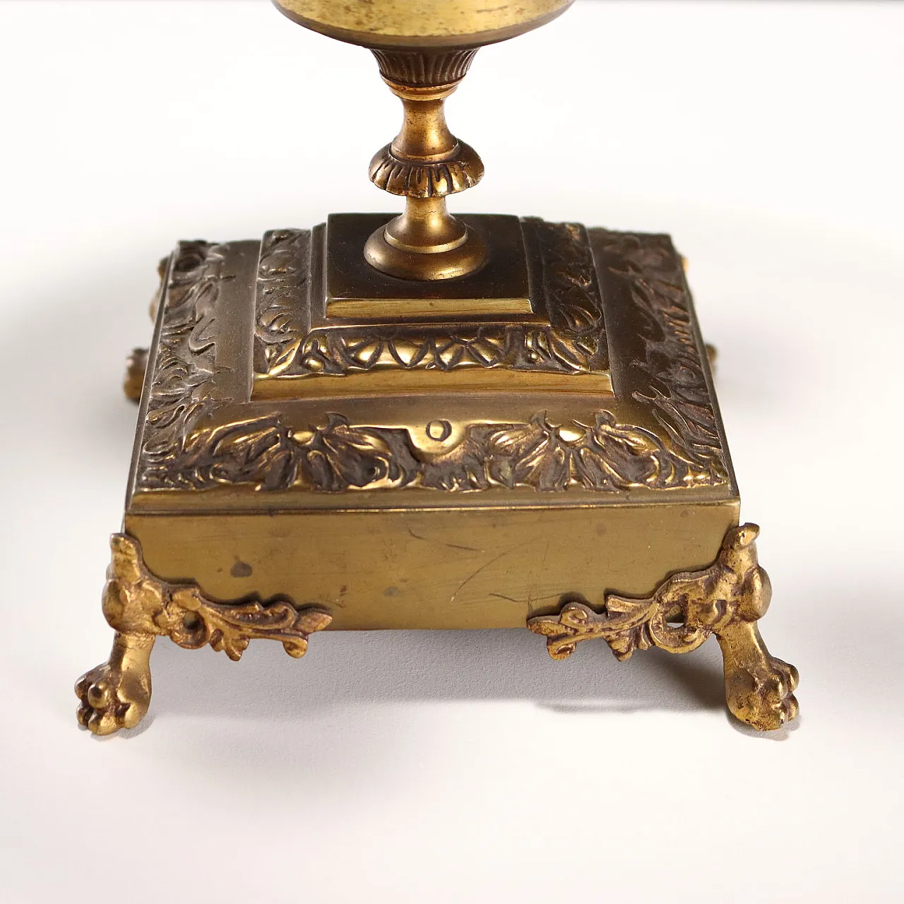 Coppia di lampade da tavolo in bronzo battuto e dorato, '900 6