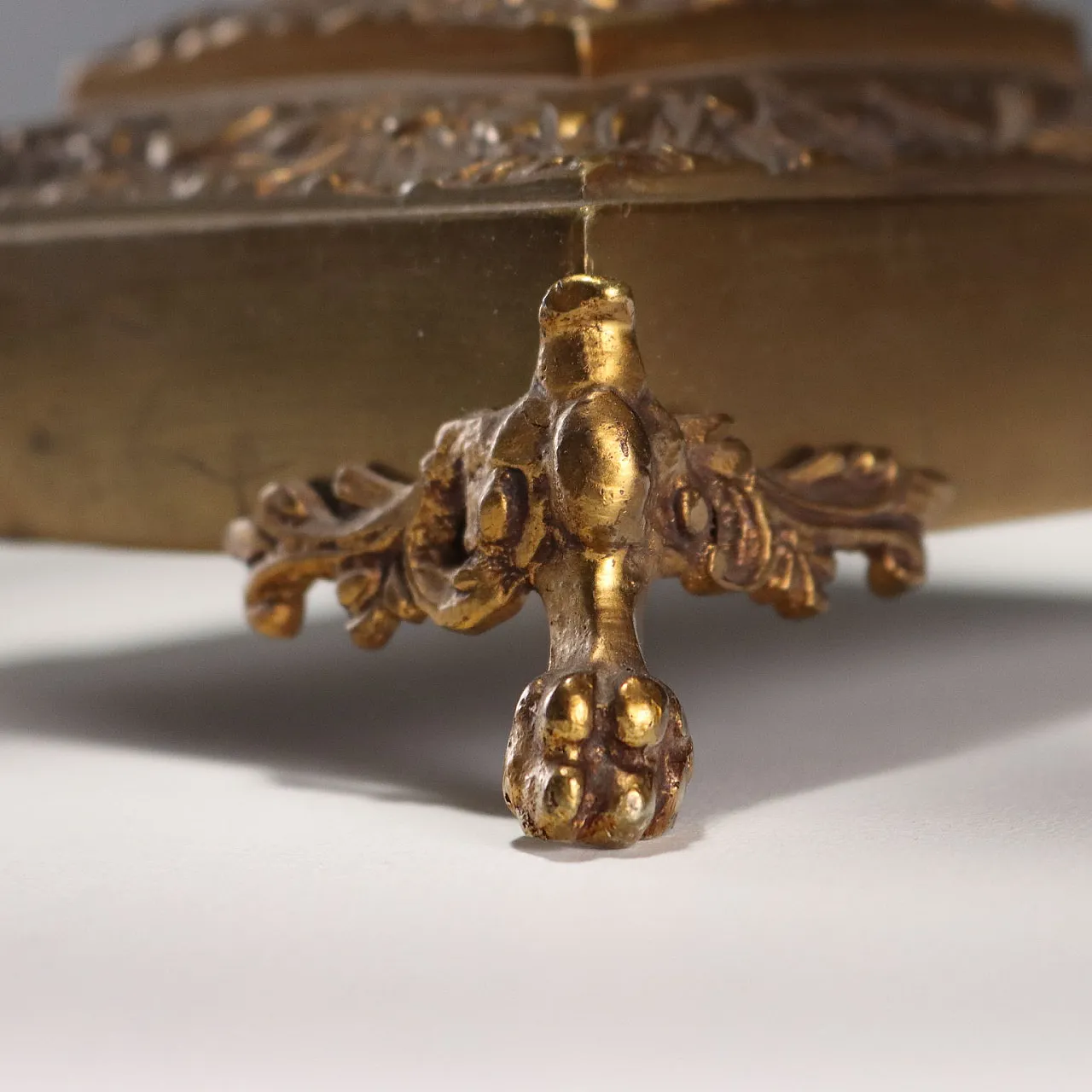 Coppia di lampade da tavolo in bronzo battuto e dorato, '900 7