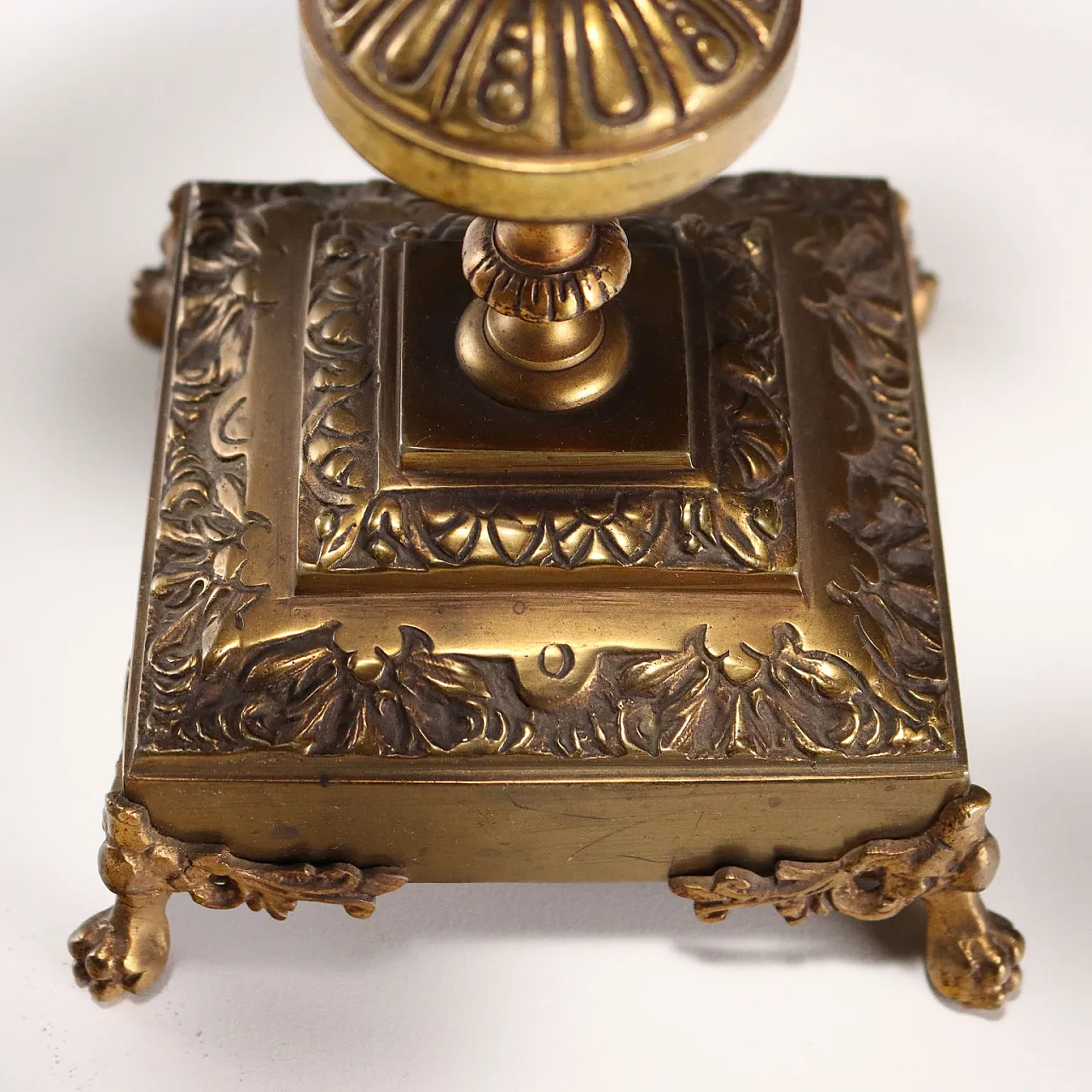 Coppia di lampade da tavolo in bronzo battuto e dorato, '900 8