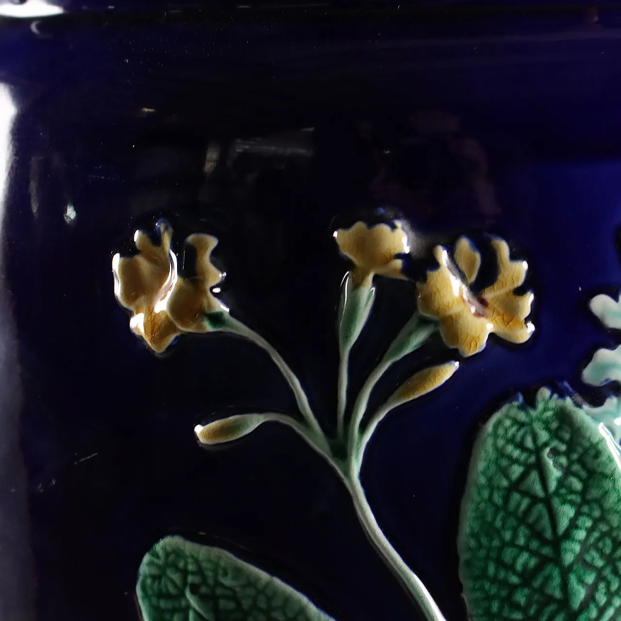 Cachepot in maiolica blu cobalto con decoro policromo a rilievo, '800 4