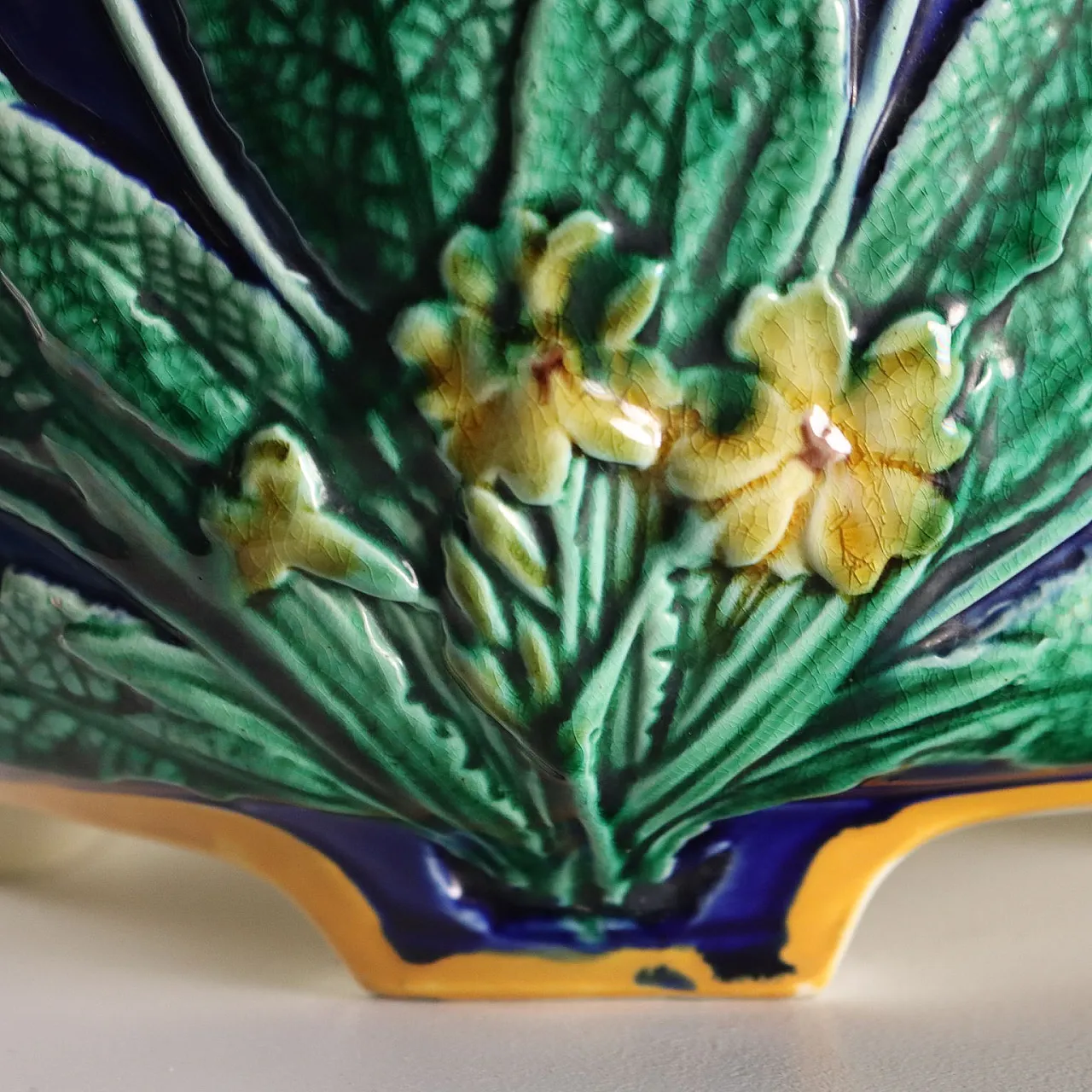 Cachepot in maiolica blu cobalto con decoro policromo a rilievo, '800 6