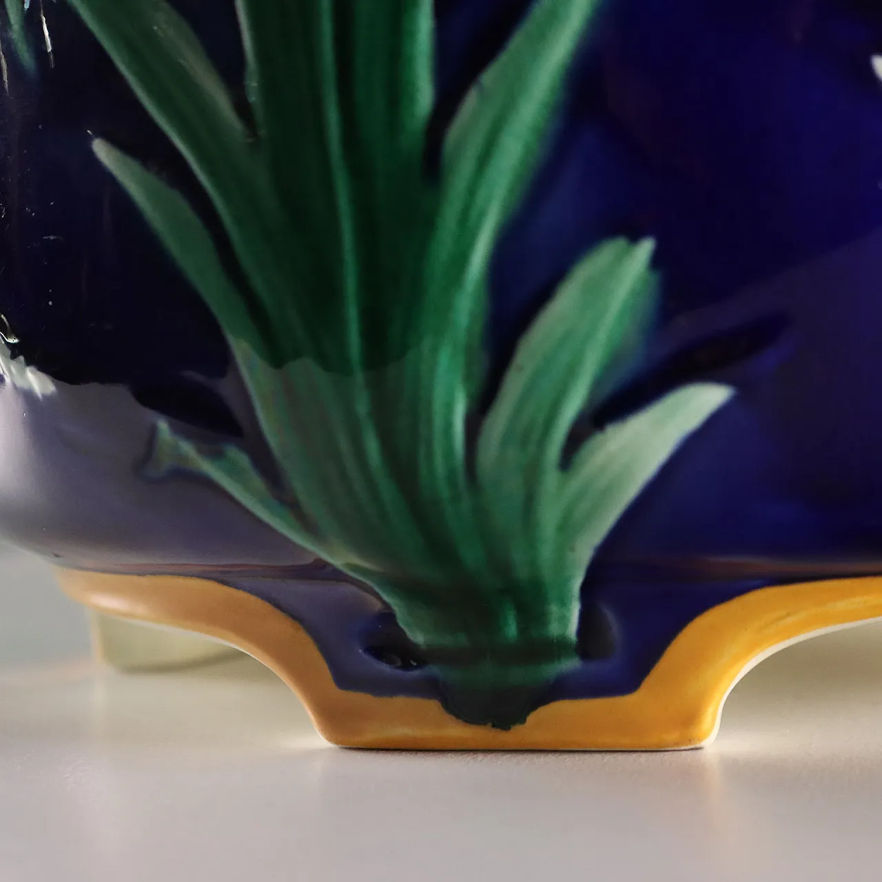 Cachepot in maiolica blu cobalto con decoro policromo a rilievo, '800 9