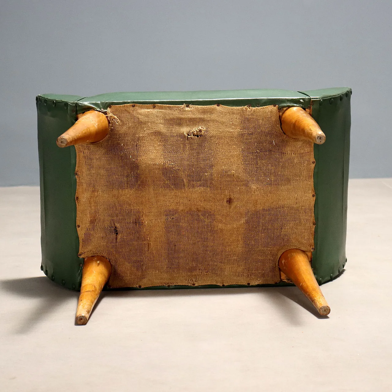 Pouf con gambe in legno e seduta in similpelle verde, '900 6