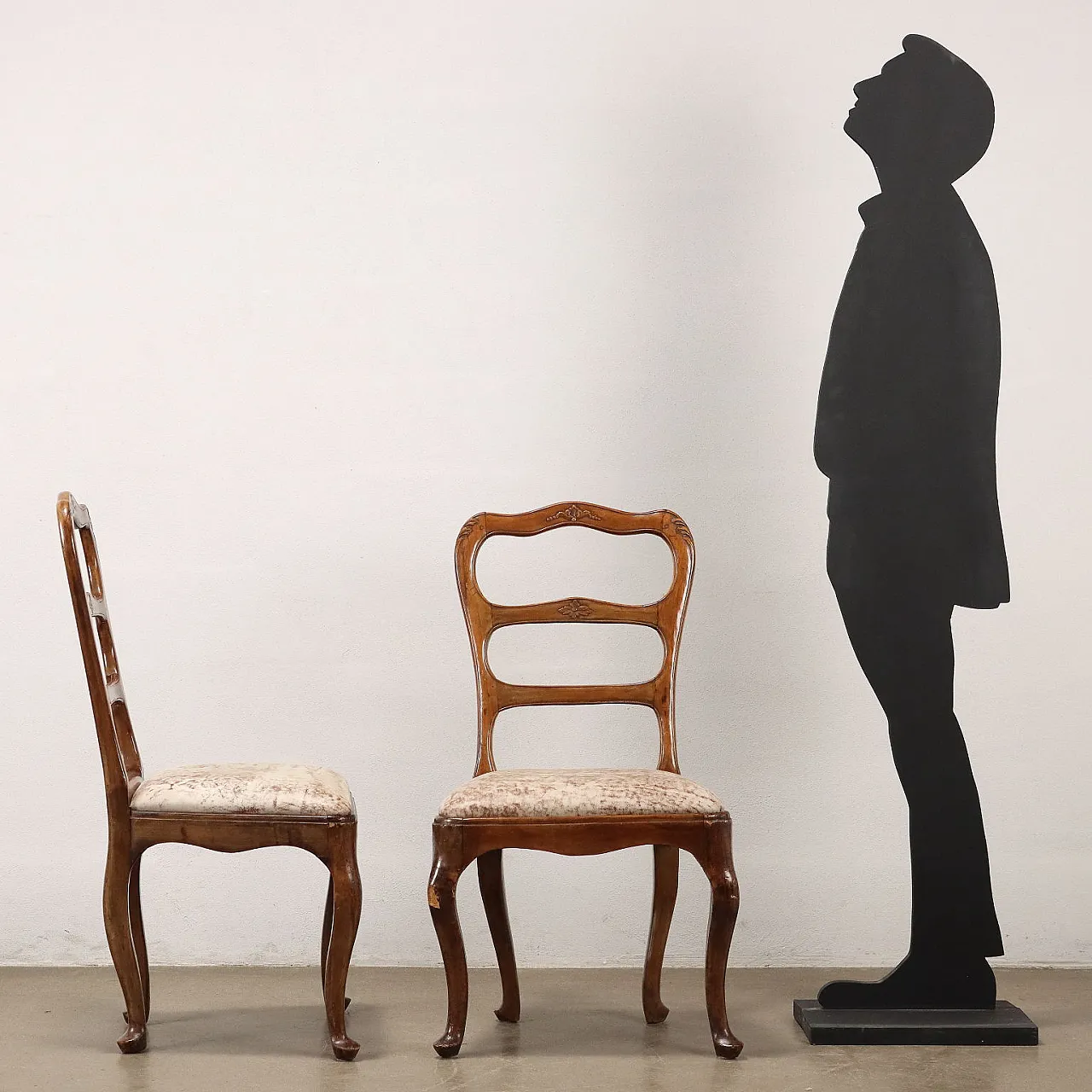 4 Baroque walnut chairs, third quarter of the 18th century 2