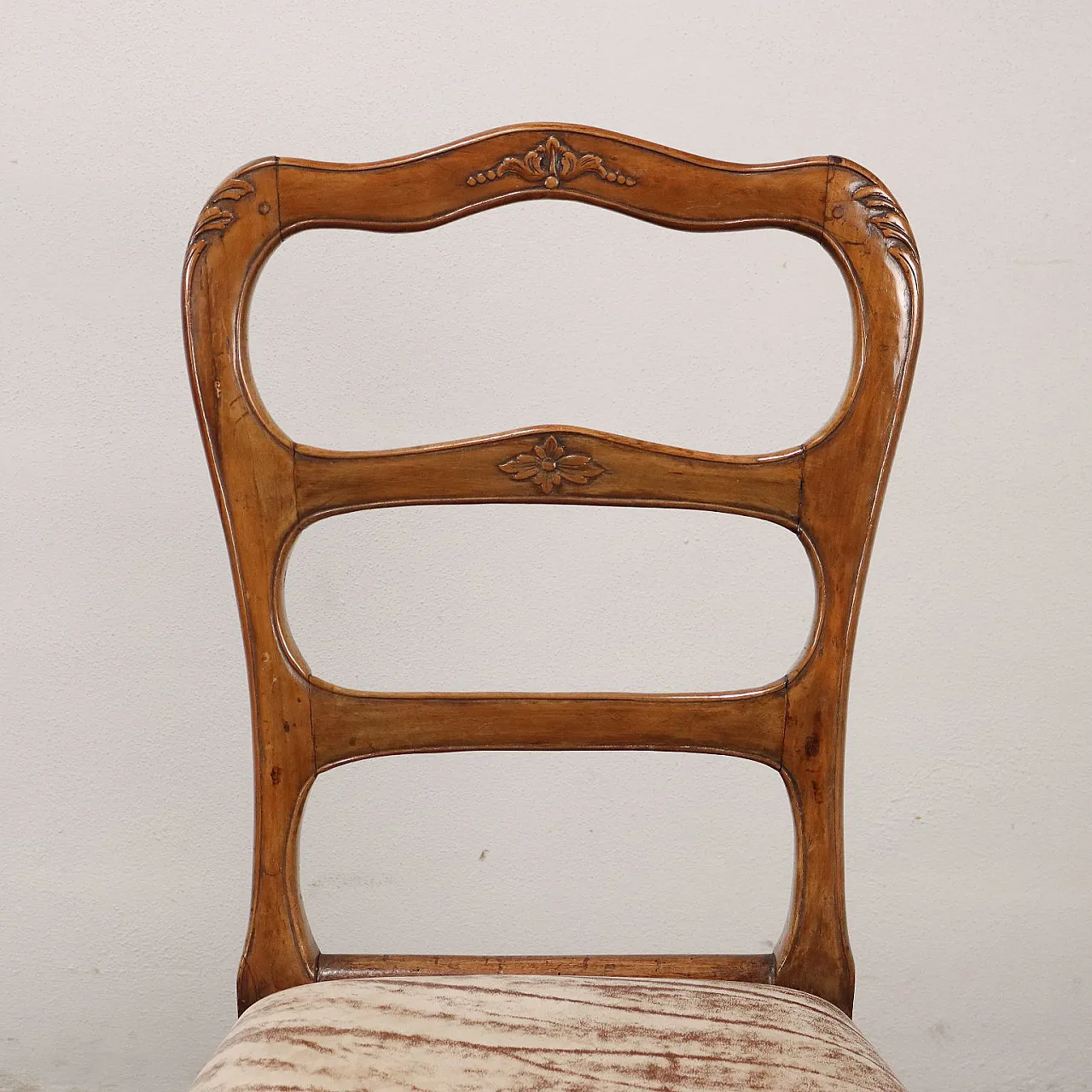 4 Baroque walnut chairs, third quarter of the 18th century 3
