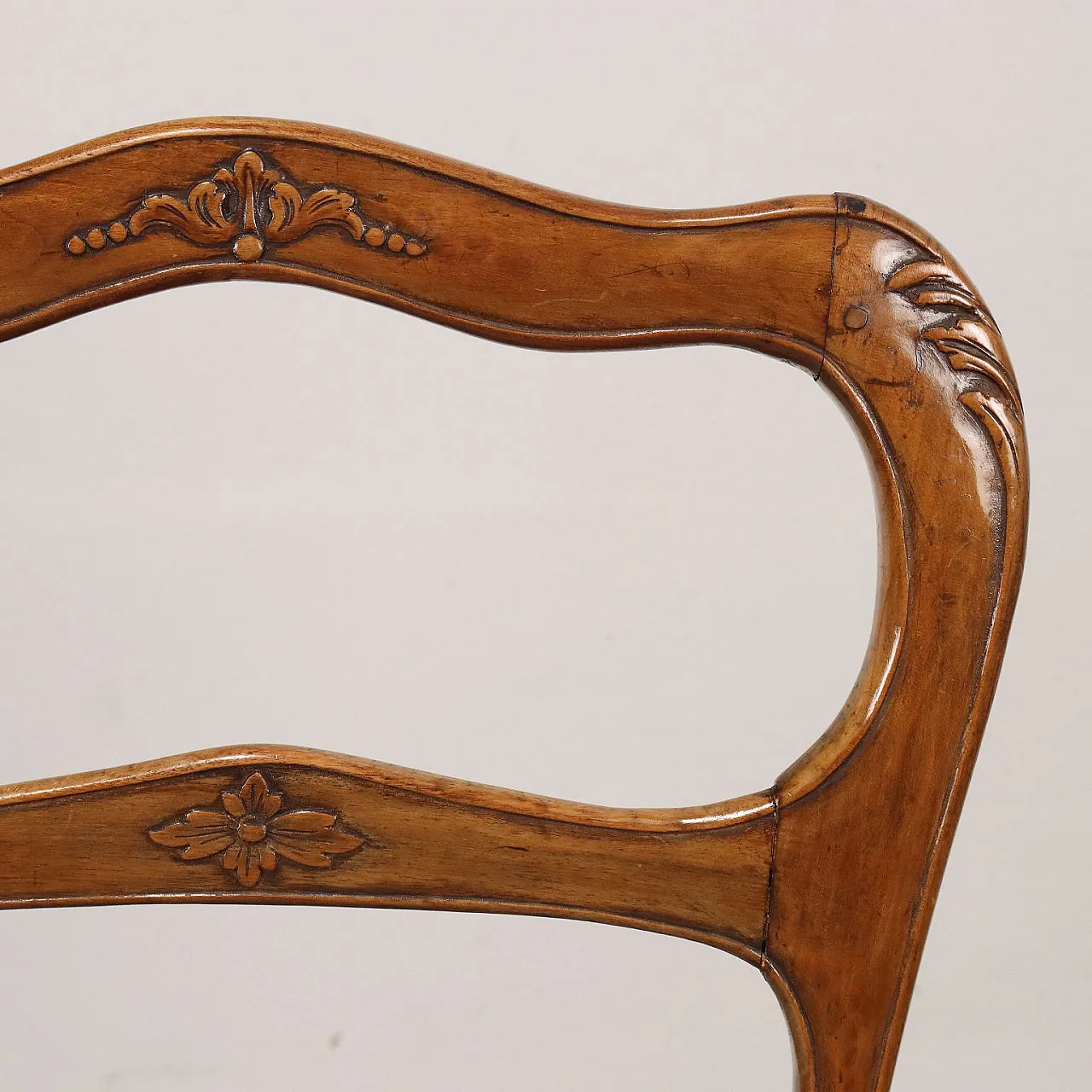 4 Baroque walnut chairs, third quarter of the 18th century 4