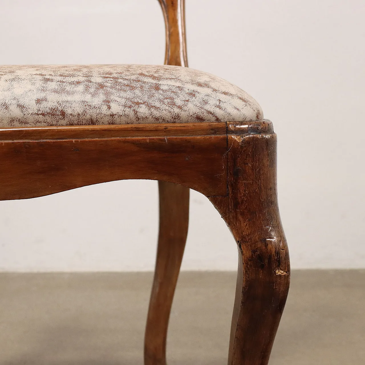 4 Baroque walnut chairs, third quarter of the 18th century 5