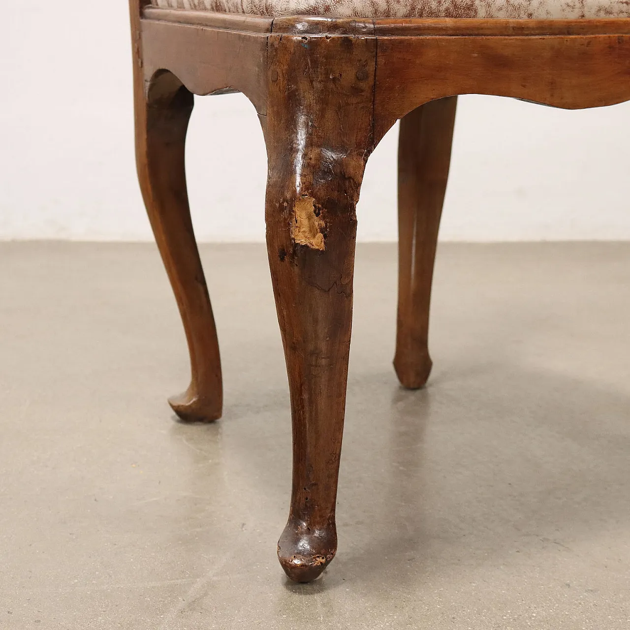 4 Baroque walnut chairs, third quarter of the 18th century 6