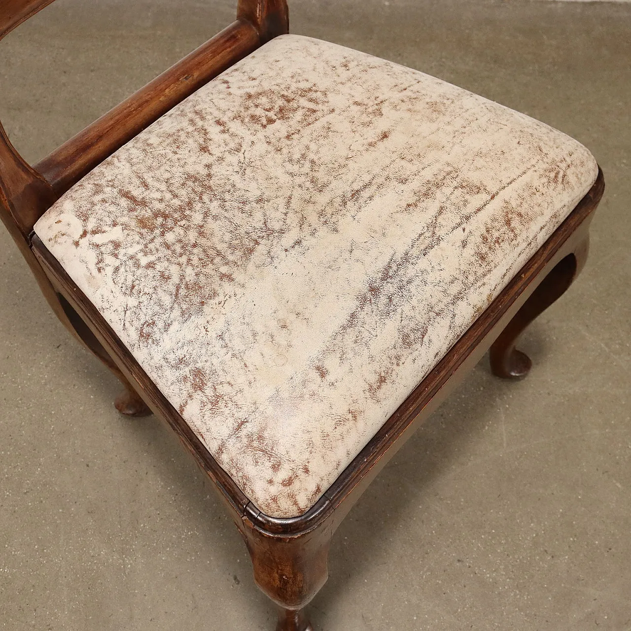 4 Baroque walnut chairs, third quarter of the 18th century 7