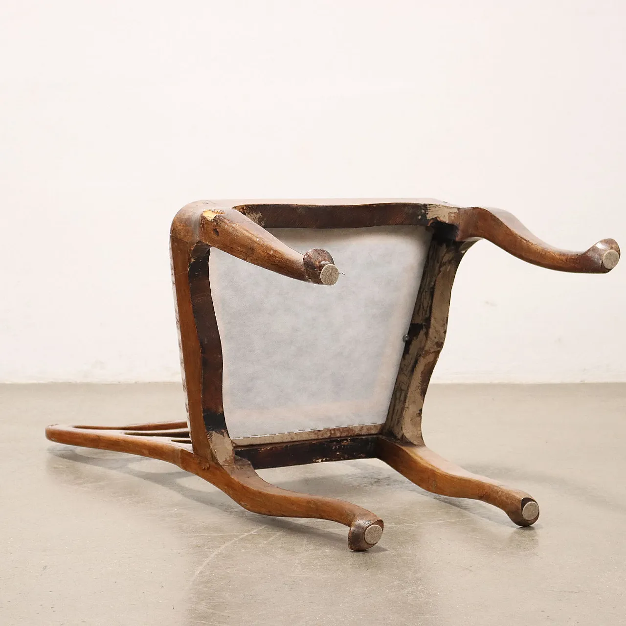 4 Baroque walnut chairs, third quarter of the 18th century 9