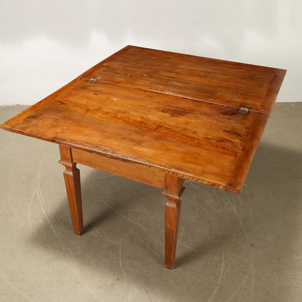 Directoire walnut table with truncated pyramidal legs, 18th century 4