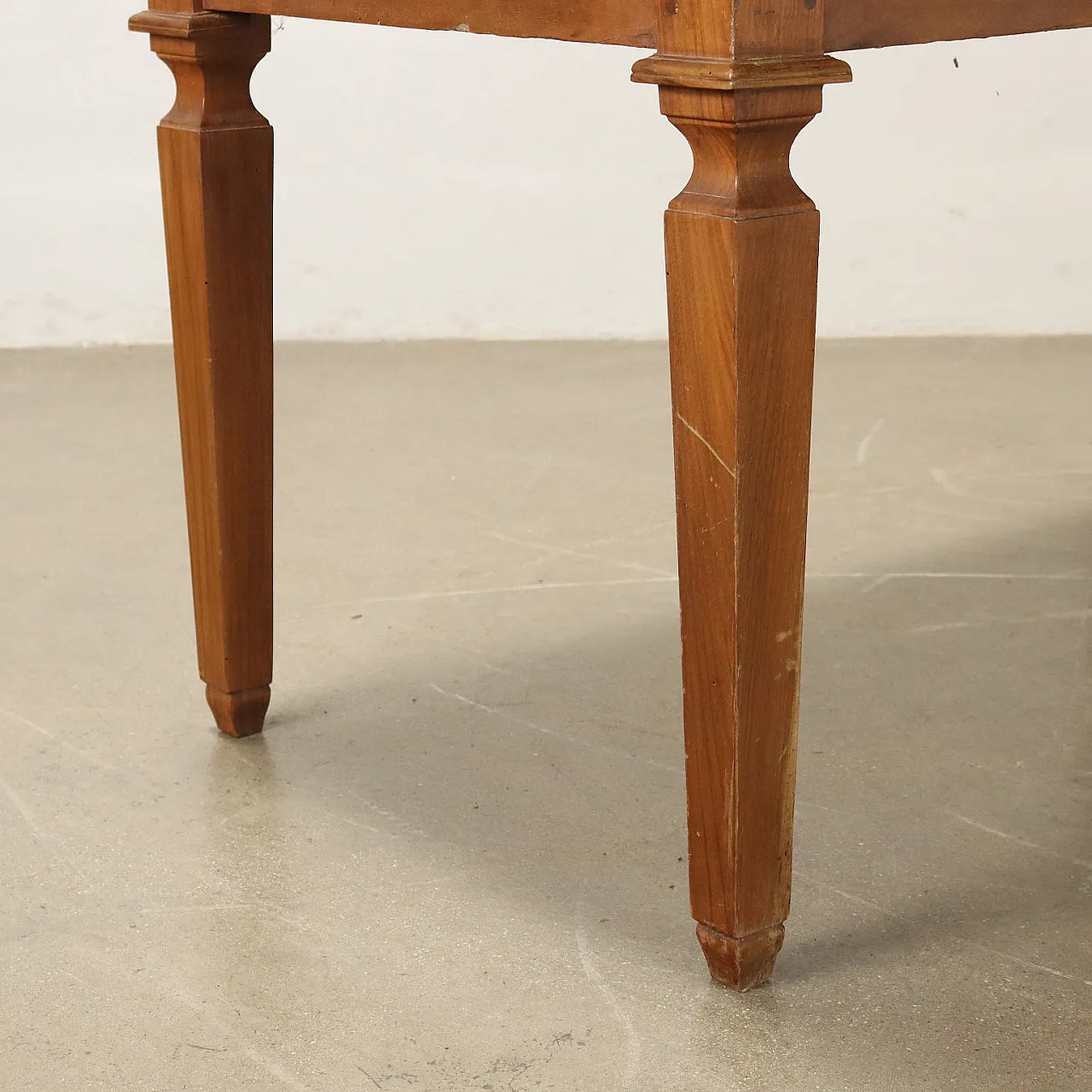Directoire walnut table with truncated pyramidal legs, 18th century 5