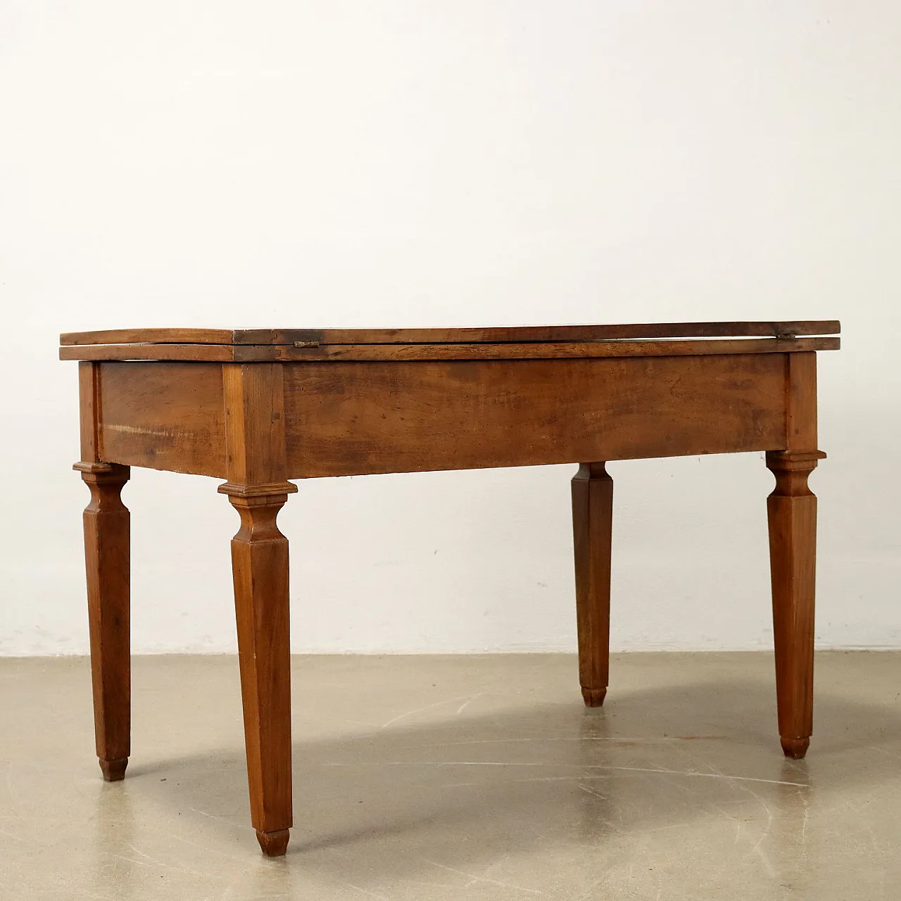 Directoire walnut table with truncated pyramidal legs, 18th century 6