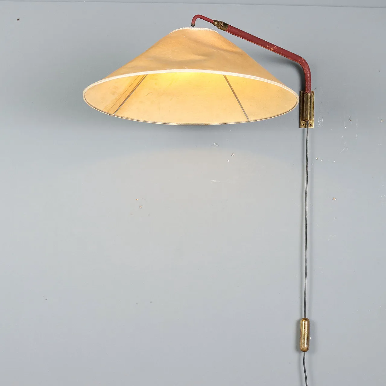 Lampada da parete in ottone, carta e pelle, anni '50 1