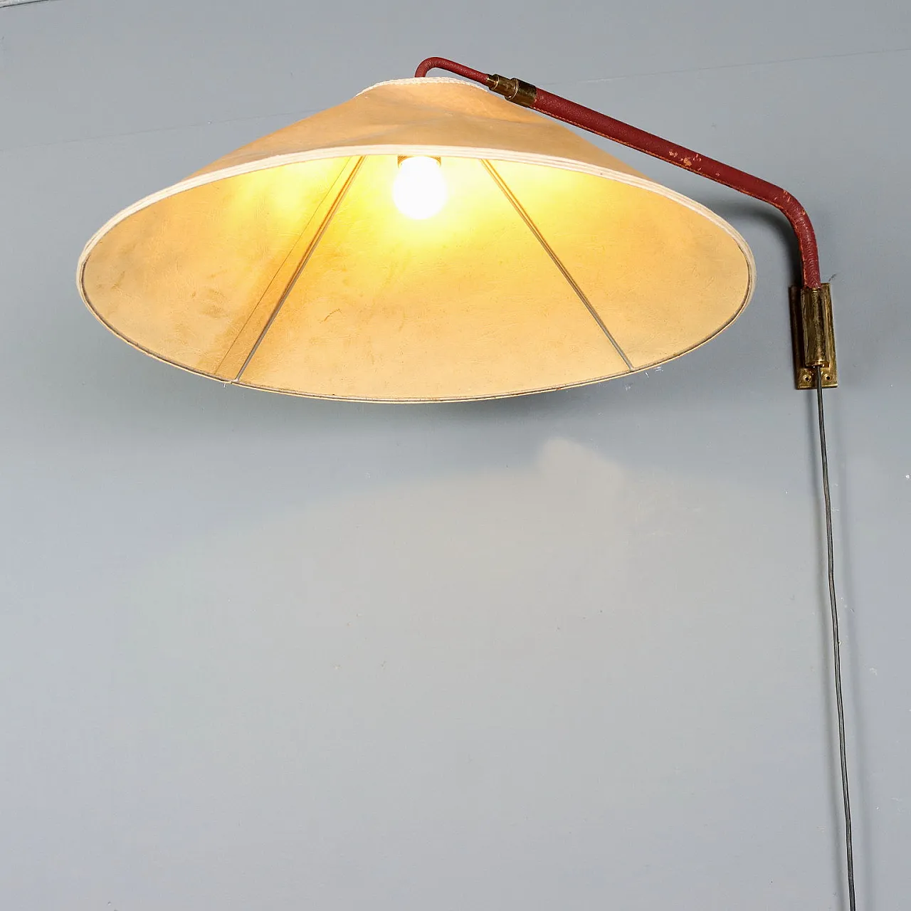 Lampada da parete in ottone, carta e pelle, anni '50 3