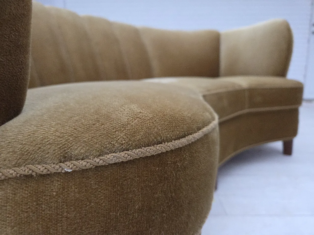Divano danese "Banana" a 3 posti in velluto, anni '60 7