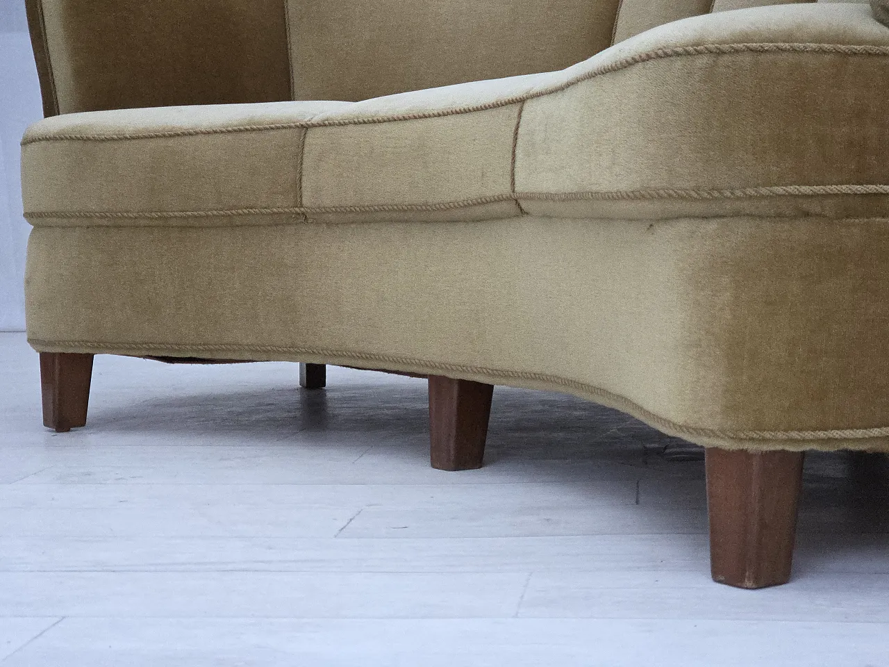 Divano danese "Banana" a 3 posti in velluto, anni '60 17