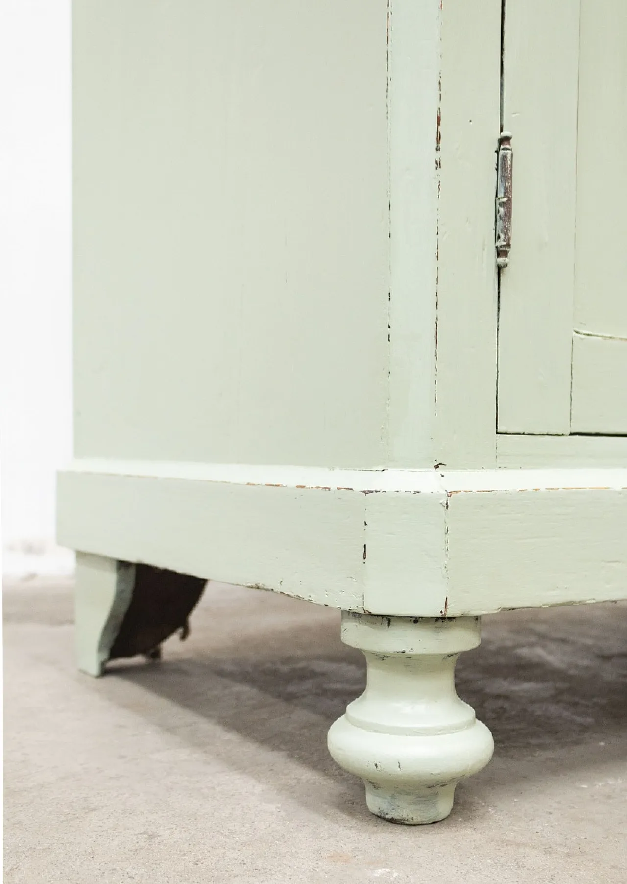 Firwood sideboard with two doors and a drawer, late 19th century 9