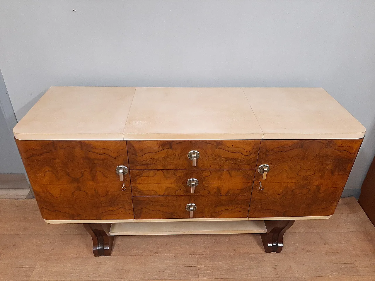 Credenza Art Deco in radica di noce e pergamena base, 40s 1