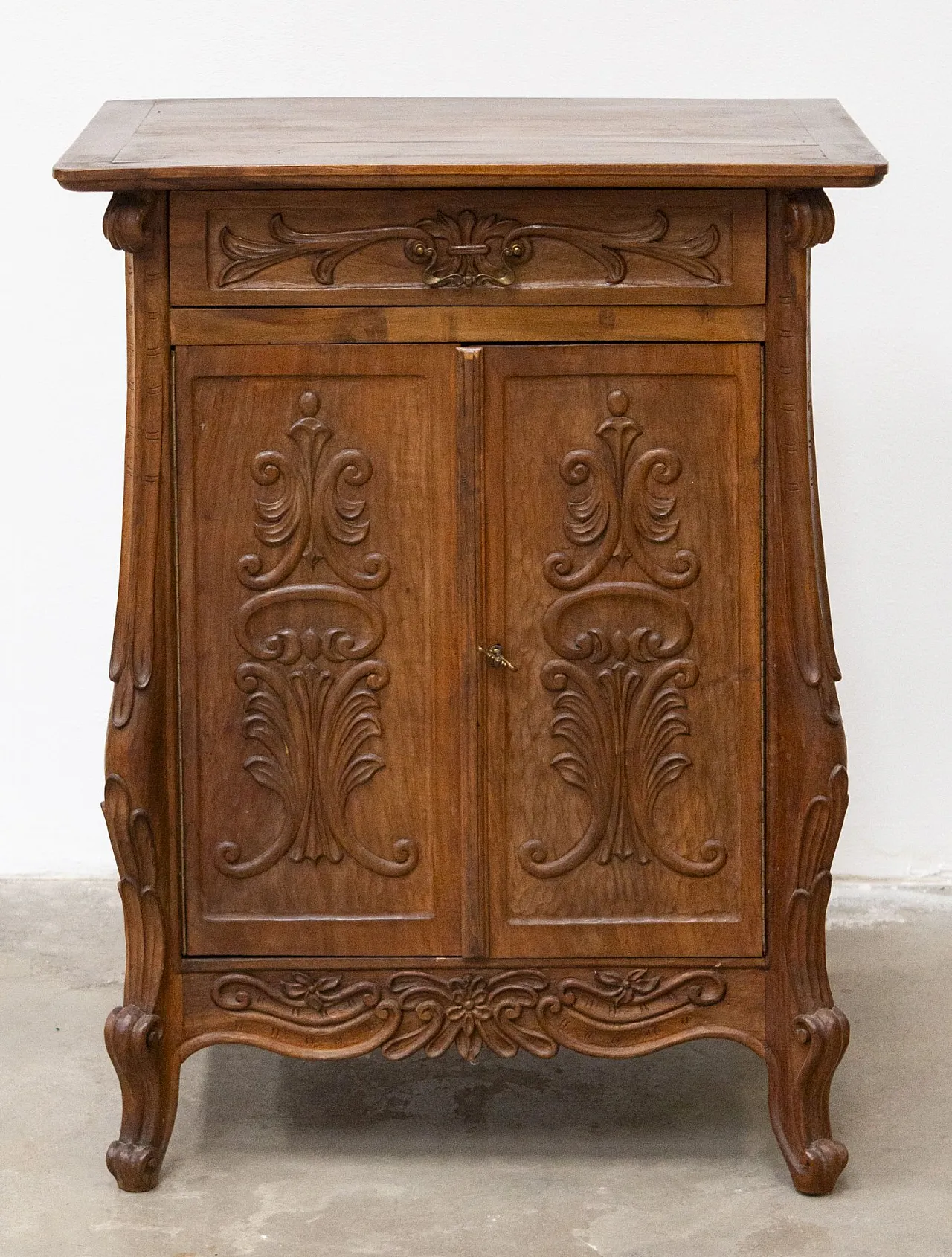 Mobiletto a due ante in legno di abete e noce, anni '60 1