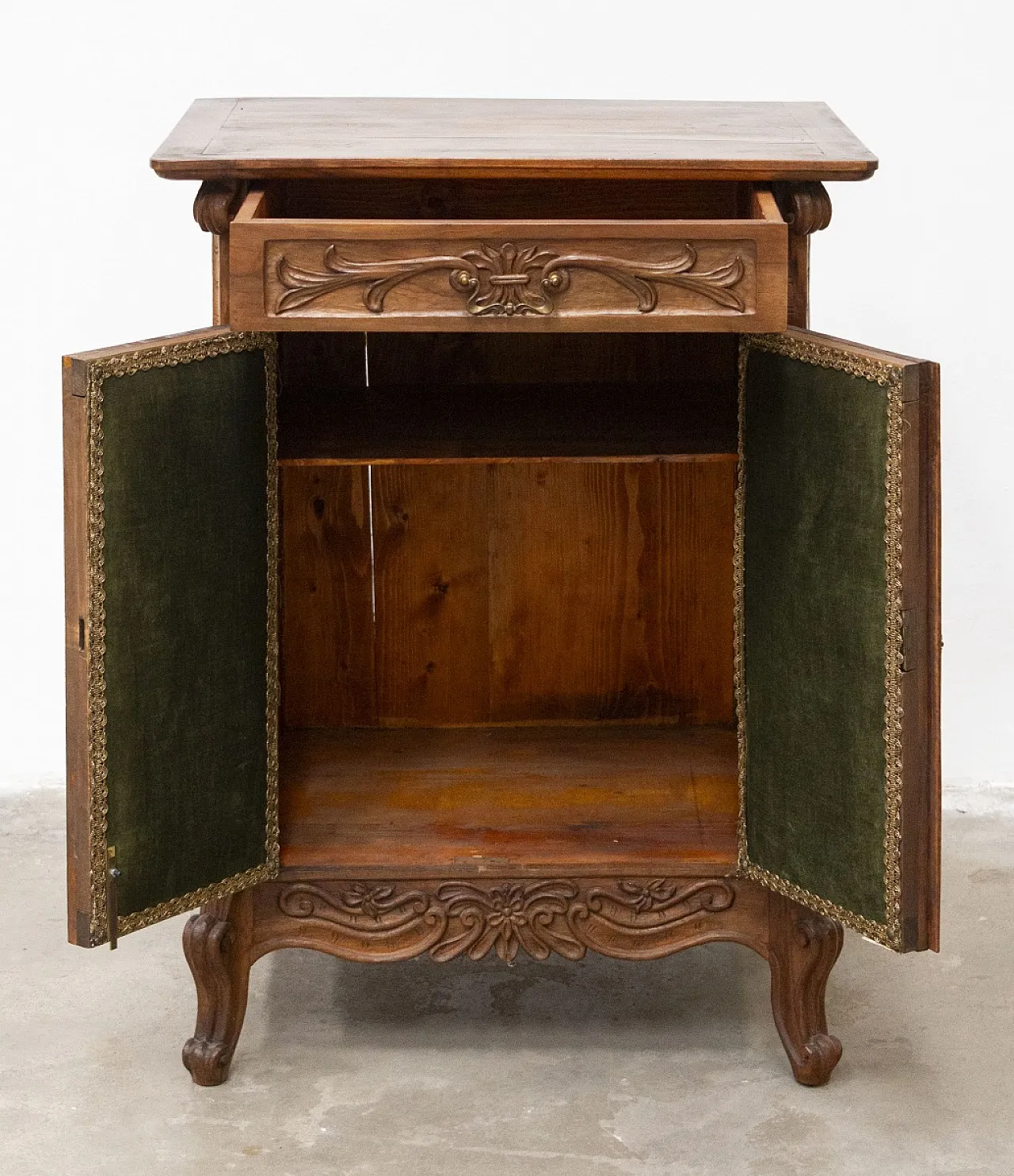 Mobiletto a due ante in legno di abete e noce, anni '60 3