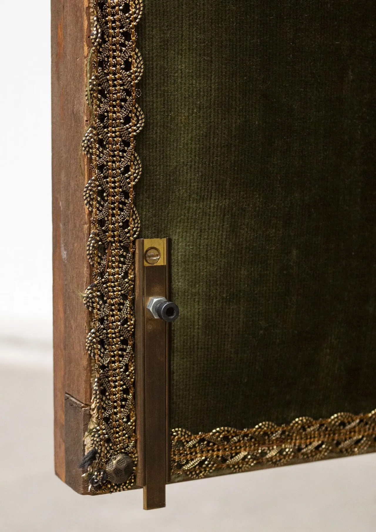 Mobiletto a due ante in legno di abete e noce, anni '60 7