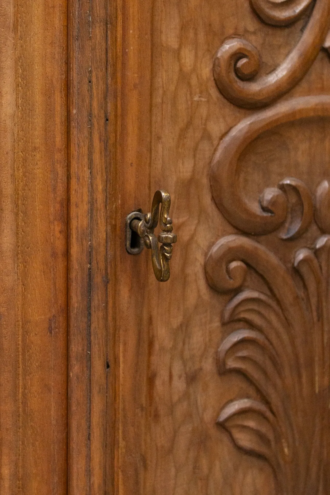 Mobiletto a due ante in legno di abete e noce, anni '60 10