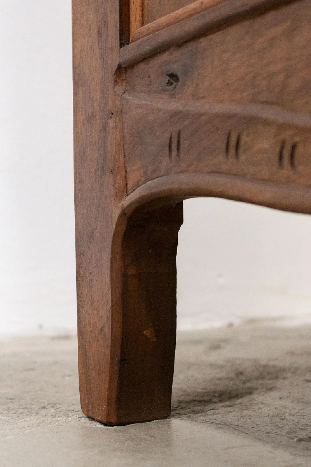 Mobiletto a due ante in legno di abete e noce, anni '60 17