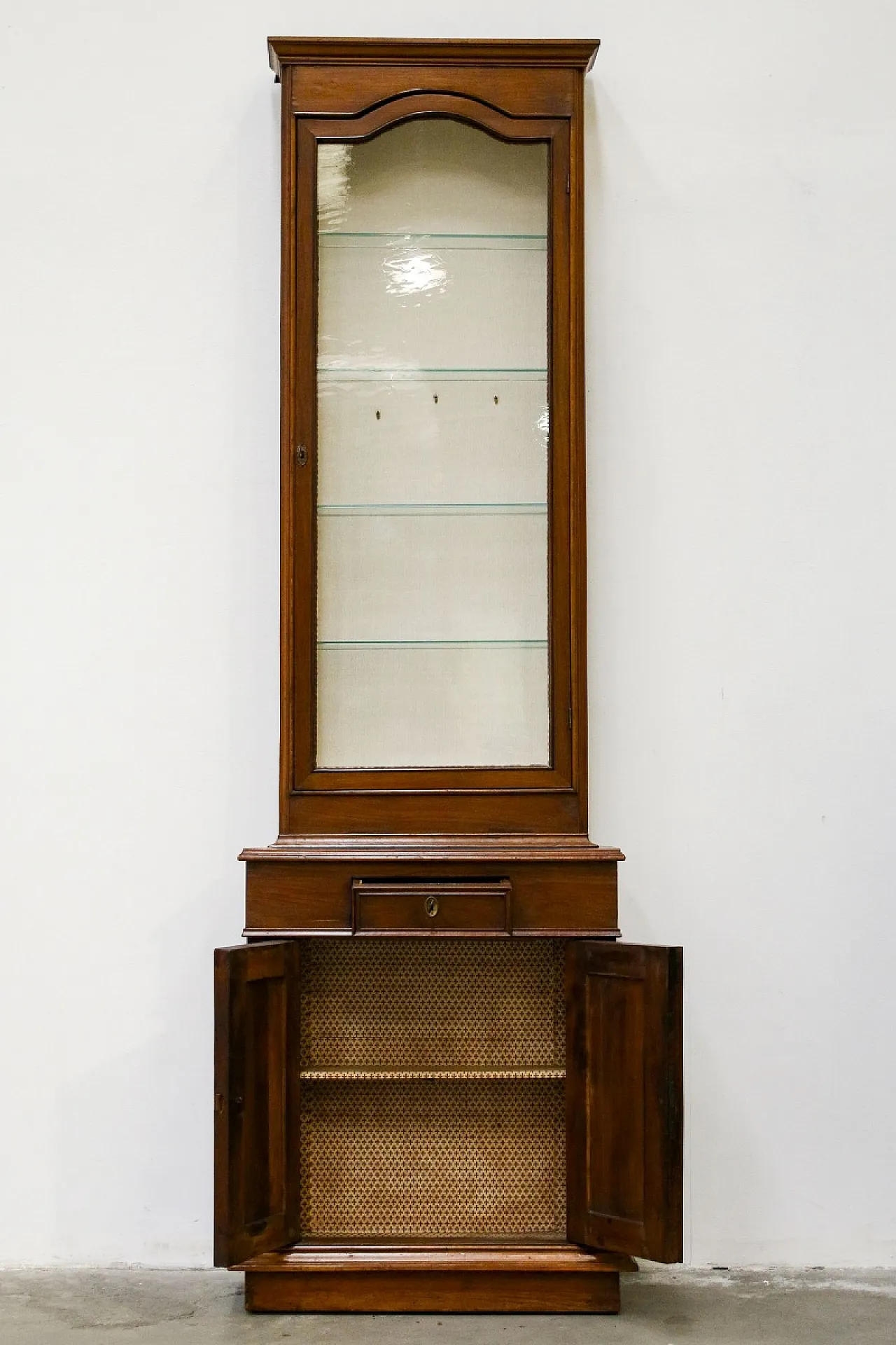 Walnut wood cabinet with display case, 20th century 3